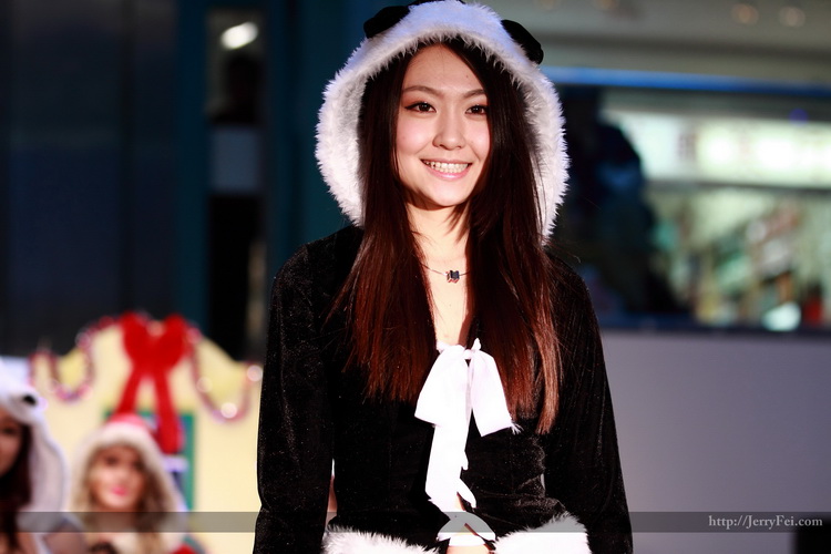 SPARKLE Red Christmas event in Chinatown Centre photo