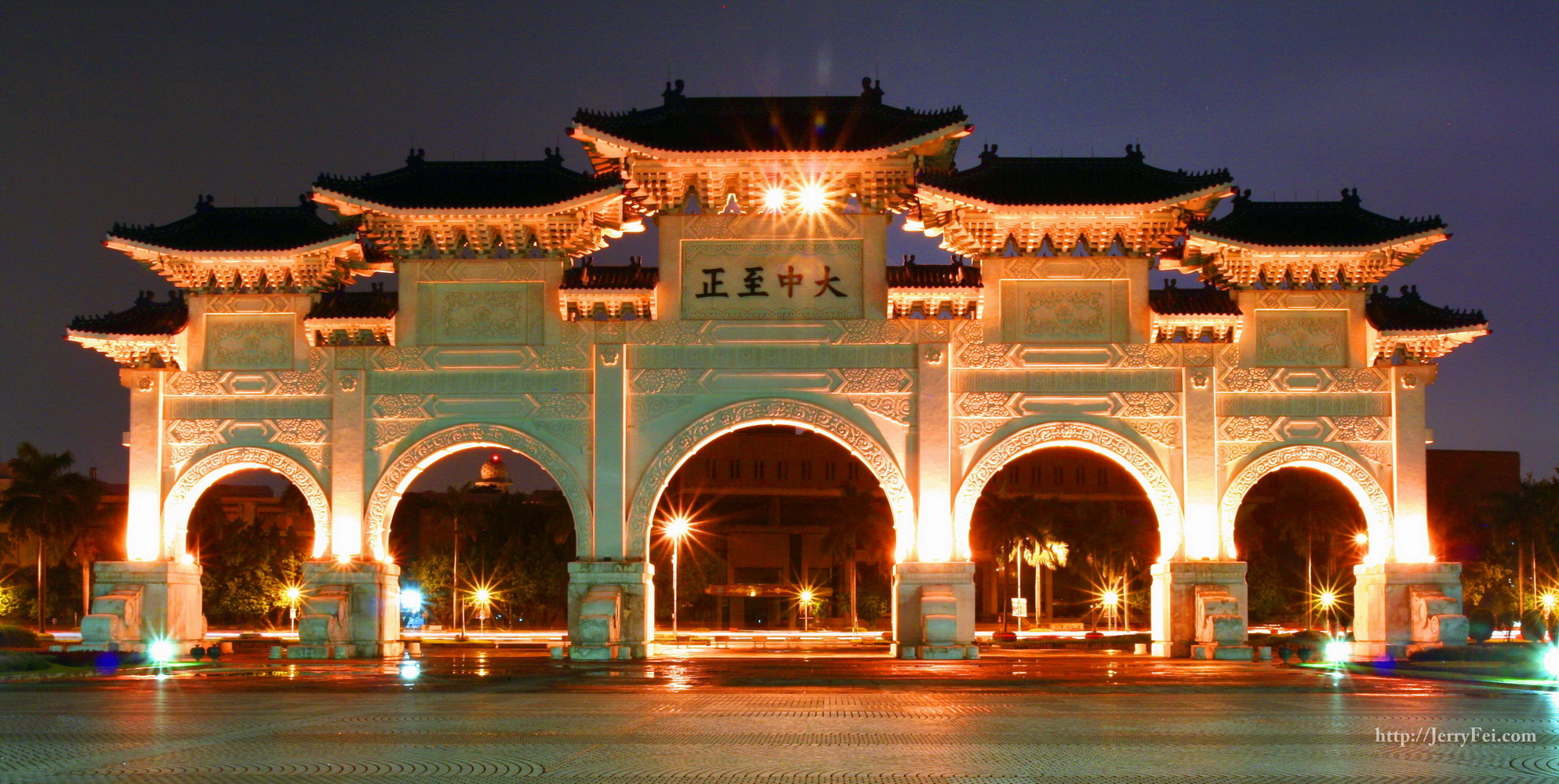 gate of great centrality and perfect uprightness (大中至正)